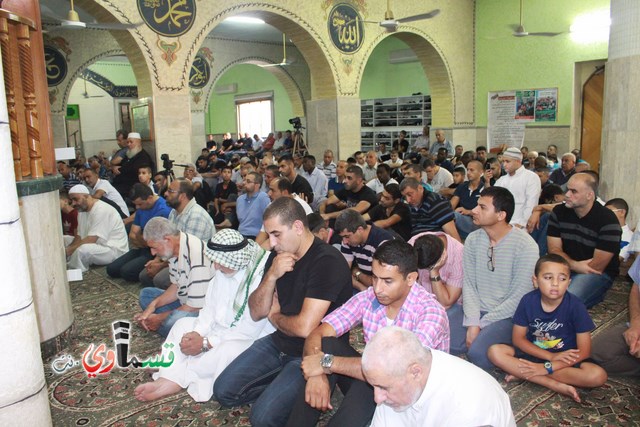 كفرقاسم -فيديو : جموع المصلين يؤدون صلاة عيد الفطر السعيد في مسجد ابي بكر الصديق .. وتتصافح الايدي وتتعانق الرقاب وسط فرحة عارمة